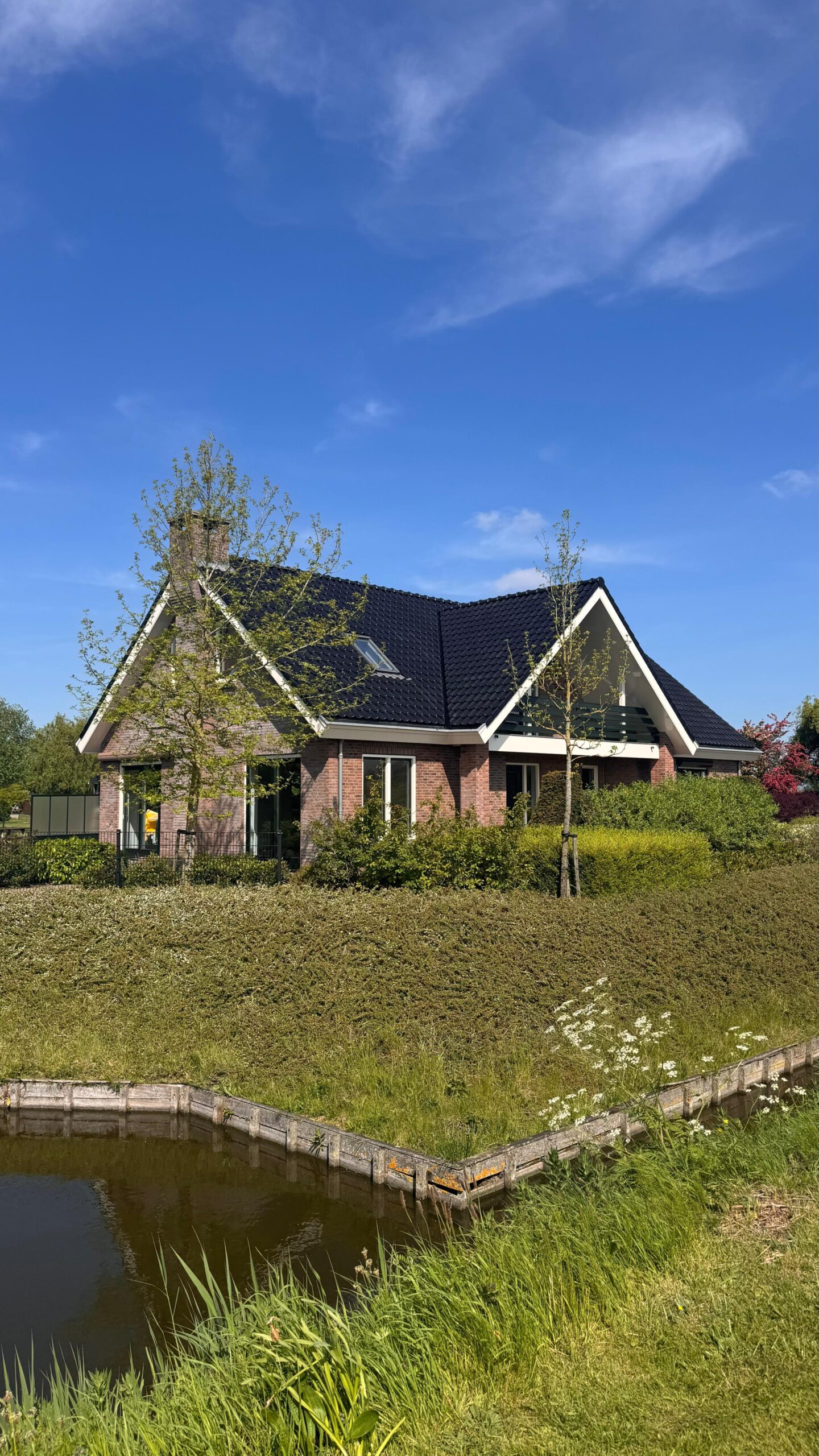 Woning met een gecoat pannendak